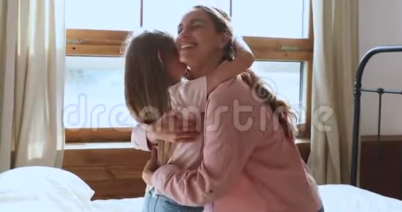 微笑的年轻母亲享受甜蜜的温柔时刻与孩子的女儿视频的预览图