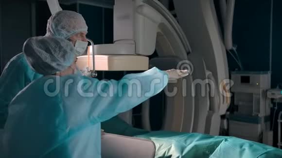 外科医生讨论医院监护仪诊断图像视频的预览图