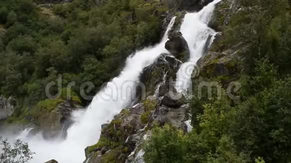 瀑布和河流位于布里克斯达尔布雷恩布里克斯达尔冰川附近视频的预览图