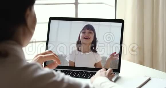 在线辅导老师用电脑与女孩视频通话视频的预览图