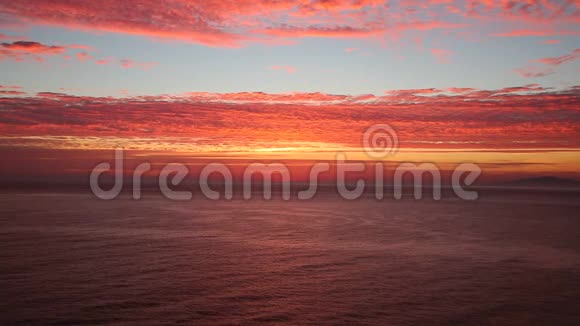 海上日落海面上橙色的日落视频的预览图