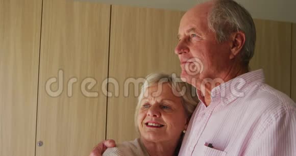 老年夫妇在退休公寓里互相拥抱视频的预览图