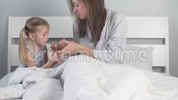细心的妈妈给女儿喝了柠檬热茶视频的预览图