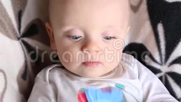 带塑料啮齿动物的婴儿坐在一张高椅子上视频的预览图