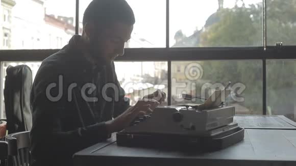 作家用一台经典的打字机工作关于减速的事情视频的预览图