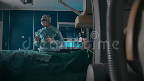 男性外科医生向准备手术的医生示意OK视频的预览图