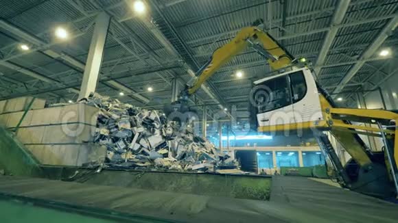 工业装载机正在垃圾堆放场里清除废物回收行业理念塑料垃圾回收工厂视频的预览图