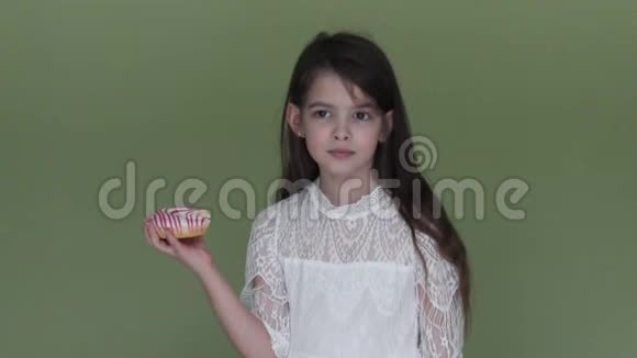女孩吃甜甜甜圈视频的预览图