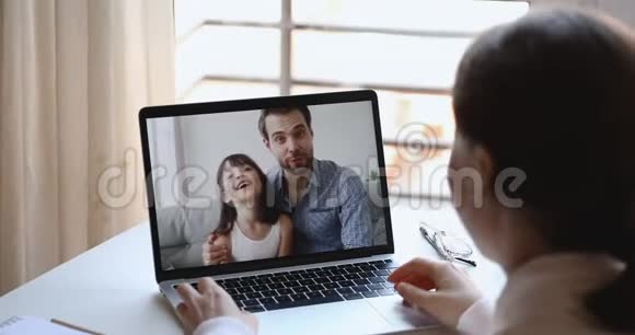 丈夫拥抱女儿视频打电话给妻子虚拟聊天视频的预览图