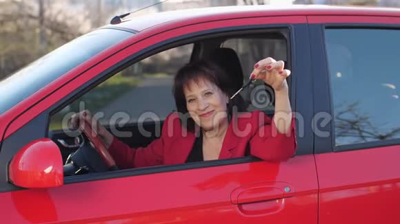 坐在车里拿钥匙的老年妇女视频的预览图