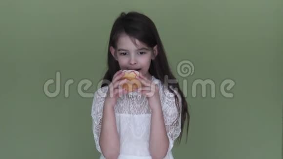 女孩吃甜甜甜圈视频的预览图