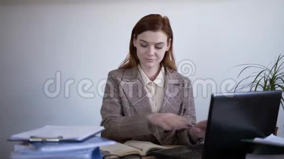 年轻的商务女性由于工作时间太长而加班一位工作时间很忙的员工在工作中准备报告视频的预览图