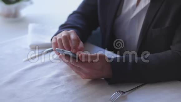 餐馆里的自由职业者检查邮件视频的预览图