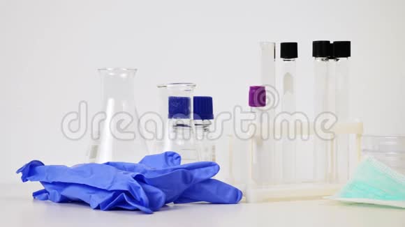 男性实验室工作人员穿戴医用口罩手套和化学套装进行血液分析病毒科学概念肖像视频的预览图