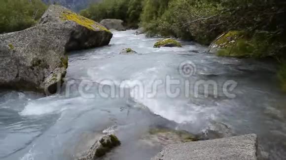 河流位于布里克斯达尔布雷恩布里克斯达尔冰川附近视频的预览图