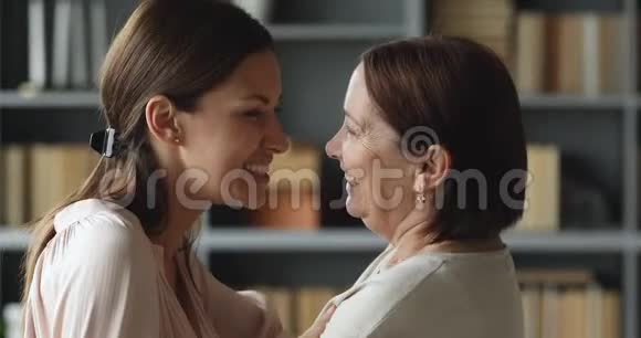 两代女性家庭亲密关系的头像视频的预览图