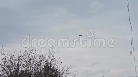 直升机在空中飞行视频的预览图