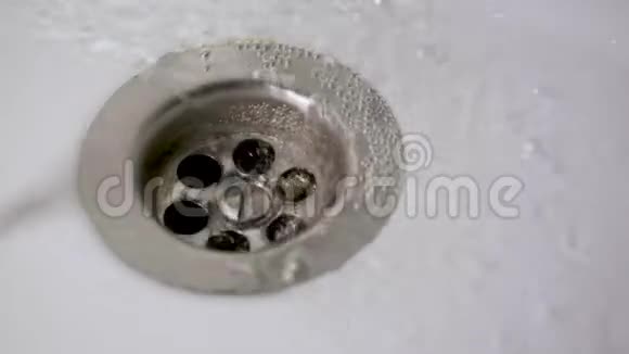 水流入泄水孔视频的预览图