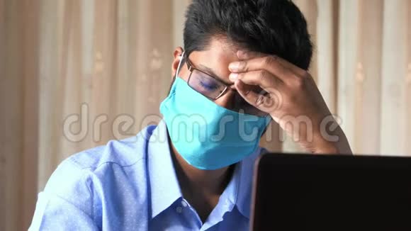 一个戴着防毒面具的病人在笔记本电脑上工作视频的预览图