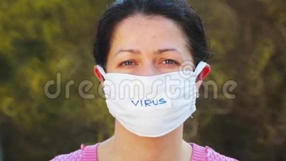 戴着病毒面具的女人的肖像视频的预览图