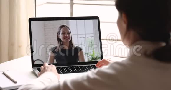 在笔记本电脑屏幕上举行两次妇女会议视频的预览图