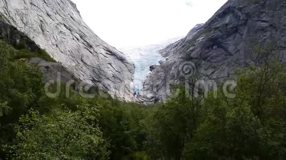 来自布里克斯达尔布雷恩布里克达尔冰川的河流和瀑布视频的预览图