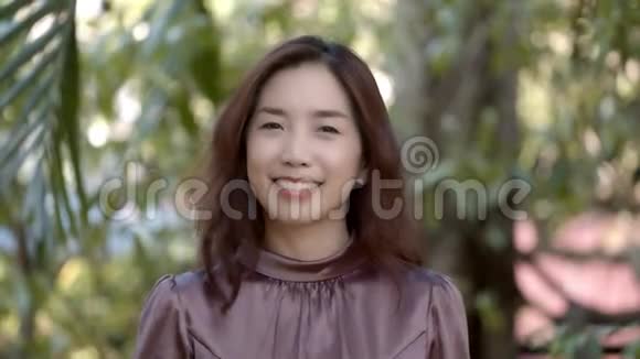 亚洲女人微笑视频的预览图
