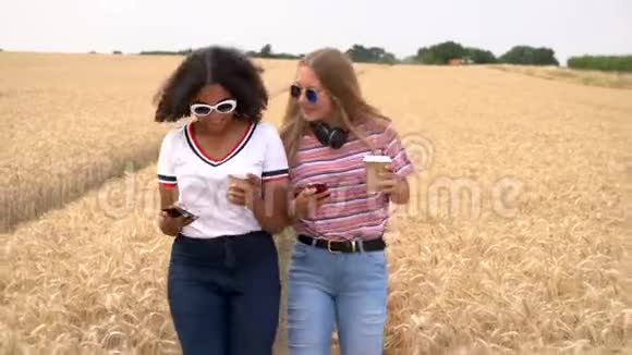 两名少女使用手机社交媒体喝咖啡视频的预览图