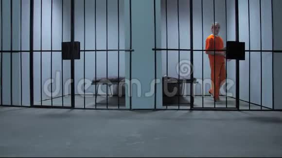 典狱长把犯人带到牢房视频的预览图