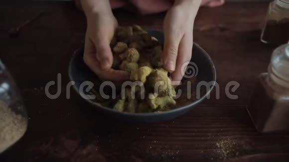 慢动作像女孩的手混合西兰花和香料在碗里煮健康的食物特写视频的预览图
