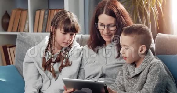 幸福的家庭花时间在数码平板电脑上视频的预览图