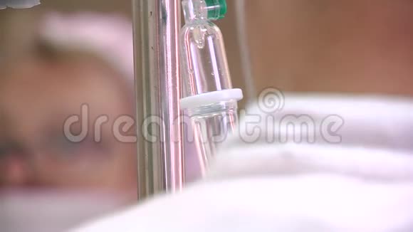 手术时瓶子里的液体药物视频的预览图