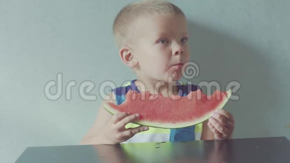 快乐的微笑男孩吃红西瓜视频的预览图