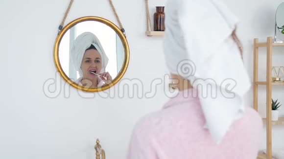 年轻女子在家浴室刷牙视频的预览图