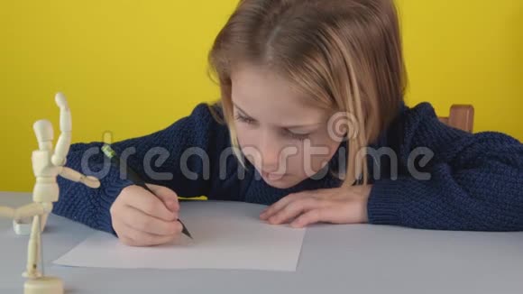 特写小白种人有目的的女孩画画视频的预览图