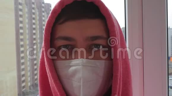 在家戴防护面罩的人戴医疗面罩的人C19冠状病毒病毒流行大流行视频的预览图