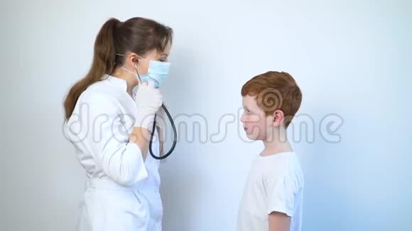 女医生儿科医生使用听诊器在医院就诊时倾听患病儿童的肺和心脏视频的预览图