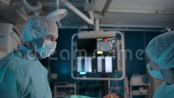 外科医生和助理准备手术视频的预览图