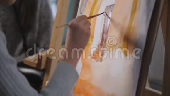 艺术学校的女孩在画架前画了一幅水彩画视频的预览图