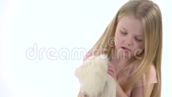 金发碧眼的小女孩正抱着白化病患者的白黑眼睛慢动作关闭视频的预览图