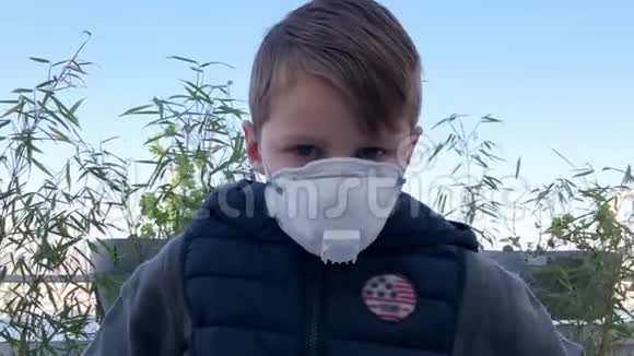 戴面具的生病男孩看镜头特写感染冠状病毒covid194K视频的预览图