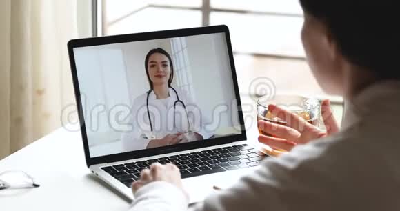 网上网络摄像头视频聊天中与医生交谈的年轻女性视频的预览图