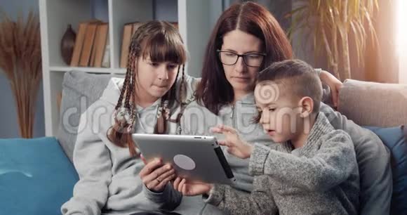 幸福的家庭使用数码平板电脑视频的预览图