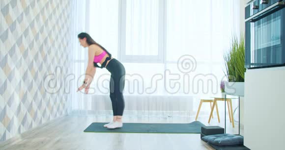 女人在墙上做倒立在家做体操隔离4k视频的预览图