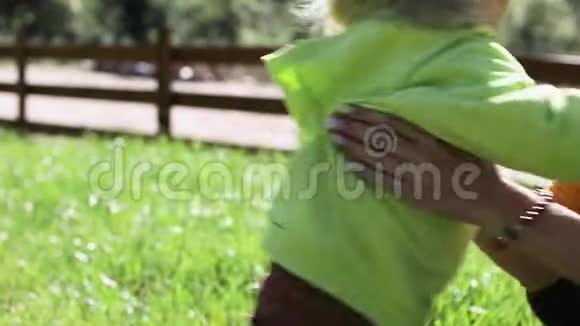 两岁的儿子跑去见他的母亲跳进她的怀里视频的预览图