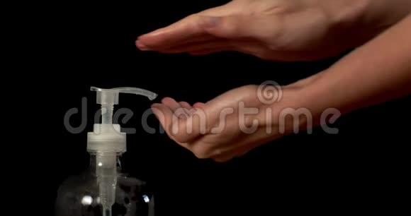 用酒精洗手液特写女人的手视频的预览图