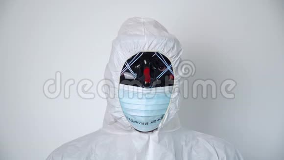 戴防护罩的人用冠状病毒显示面具冠状病毒概念图视频的预览图