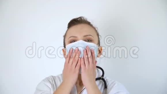 年轻医生戴着保护面罩窒息而跌倒停止冠状病毒视频的预览图
