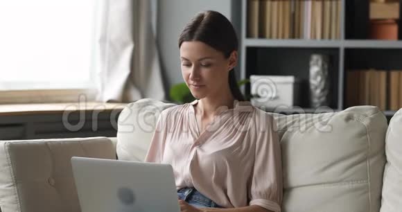 年轻女性自由职业者喜欢在电脑上远程工作视频的预览图