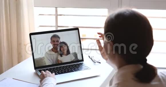 年轻妻子或家庭教师视频称丈夫和子女视频的预览图